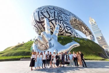 Đoàn khách tham quan bảo tàng ở Dubai